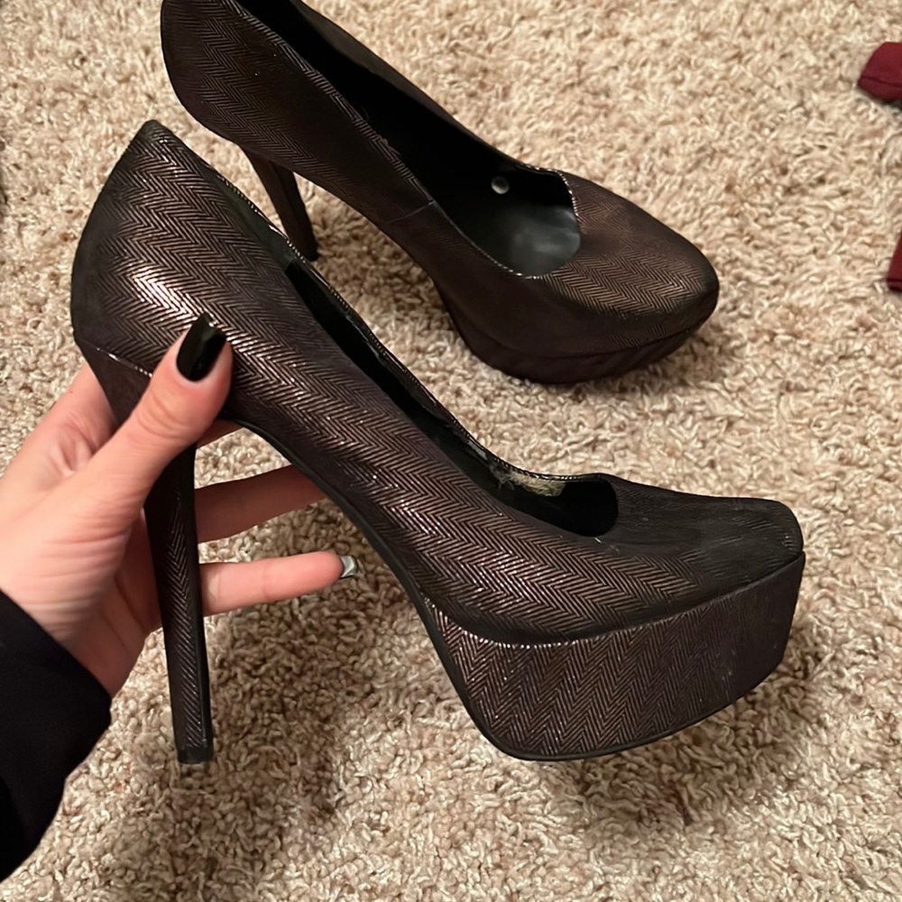 Grey shiny heels
